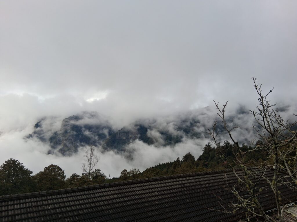 雲霧繚繞的山脈