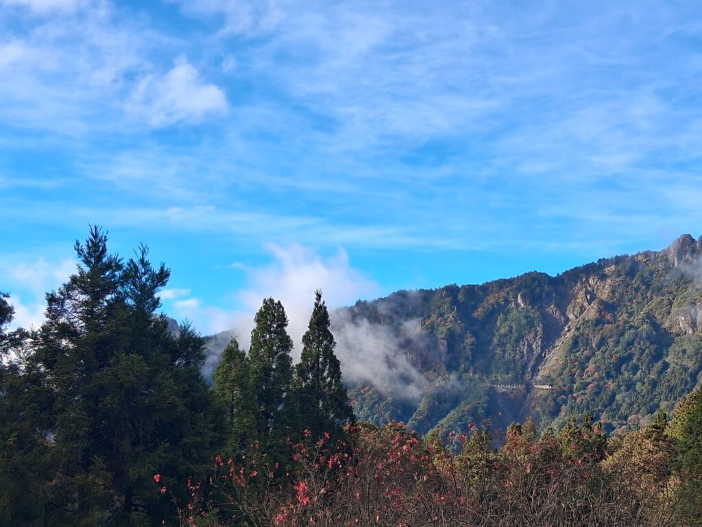 沼平車站前的山脈與天空